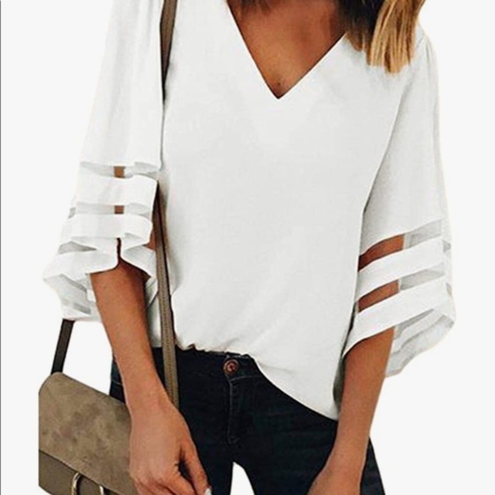 NWOT ROSKIKI 3/4 bell sleeve white v-neck casual sizeS